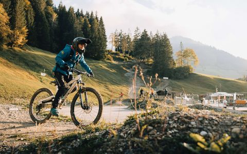 Biker auf dem Pumptrack Biker auf dem Pumptrack