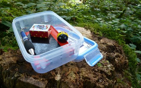 Geocaching: die moderne Schnitzeljagd Plastikbox mit Gegenständen
