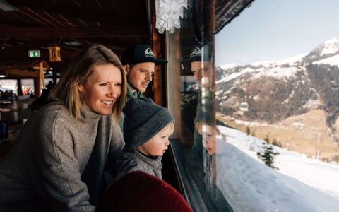 Panoramasicht im Berghotel Wiriehorn Familie schaut aus dem grossen Fenster