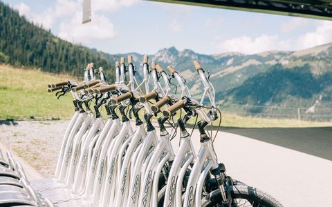 Scooters à la station supérieure du télésiège Des scooters argentés alignés les uns à côté des autres