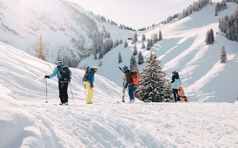 De multiples possibilités de sports d'hiver sur le Wiriehorn Des sportifs d'hiver dans un paysage enneigé