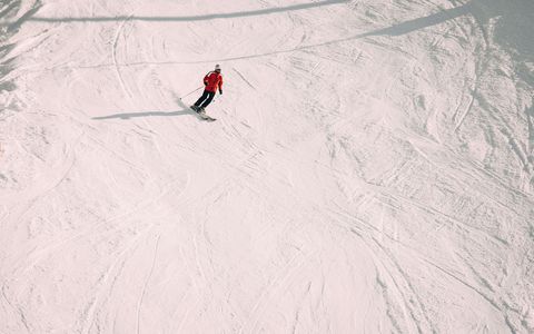 Beaucoup d'espace sur les pistes de ski de Wiriehorn Skieur seul sur la piste de ski