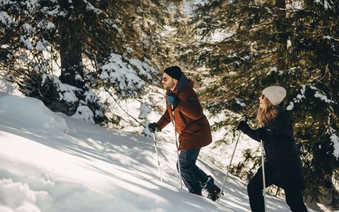 Schneeschuhlaufen am Wiriehorn Pärchen geniessen die Schneeschuhwanderung in verschneiter Winterlandschaft