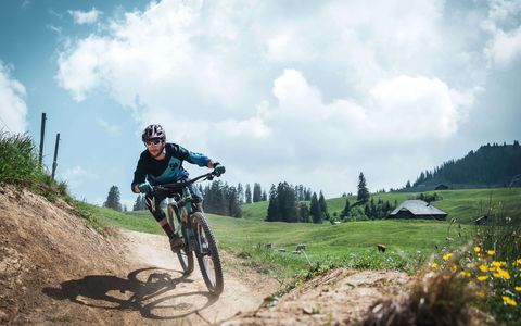 Downhillbiken am Wiriehorn Downhillbiker fährt den Berg runter