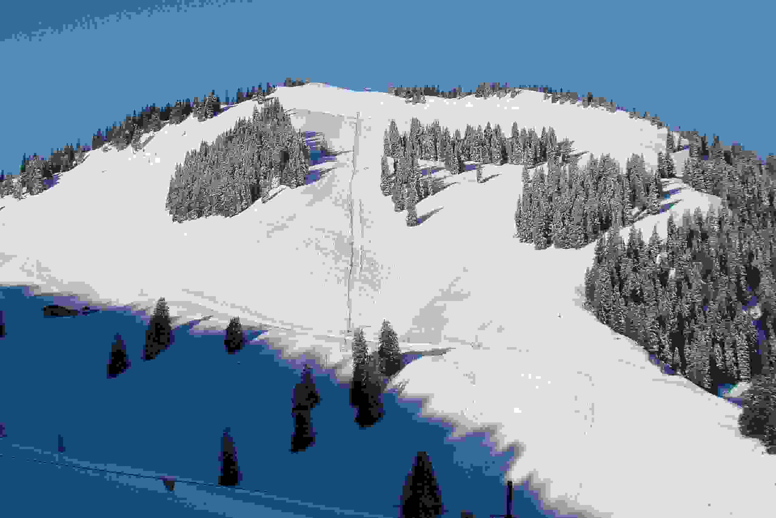 sommerbilder_s3-35 Der verschneite Hang des Skilifts Homad am Wiriehorn bei blauem Himmel
